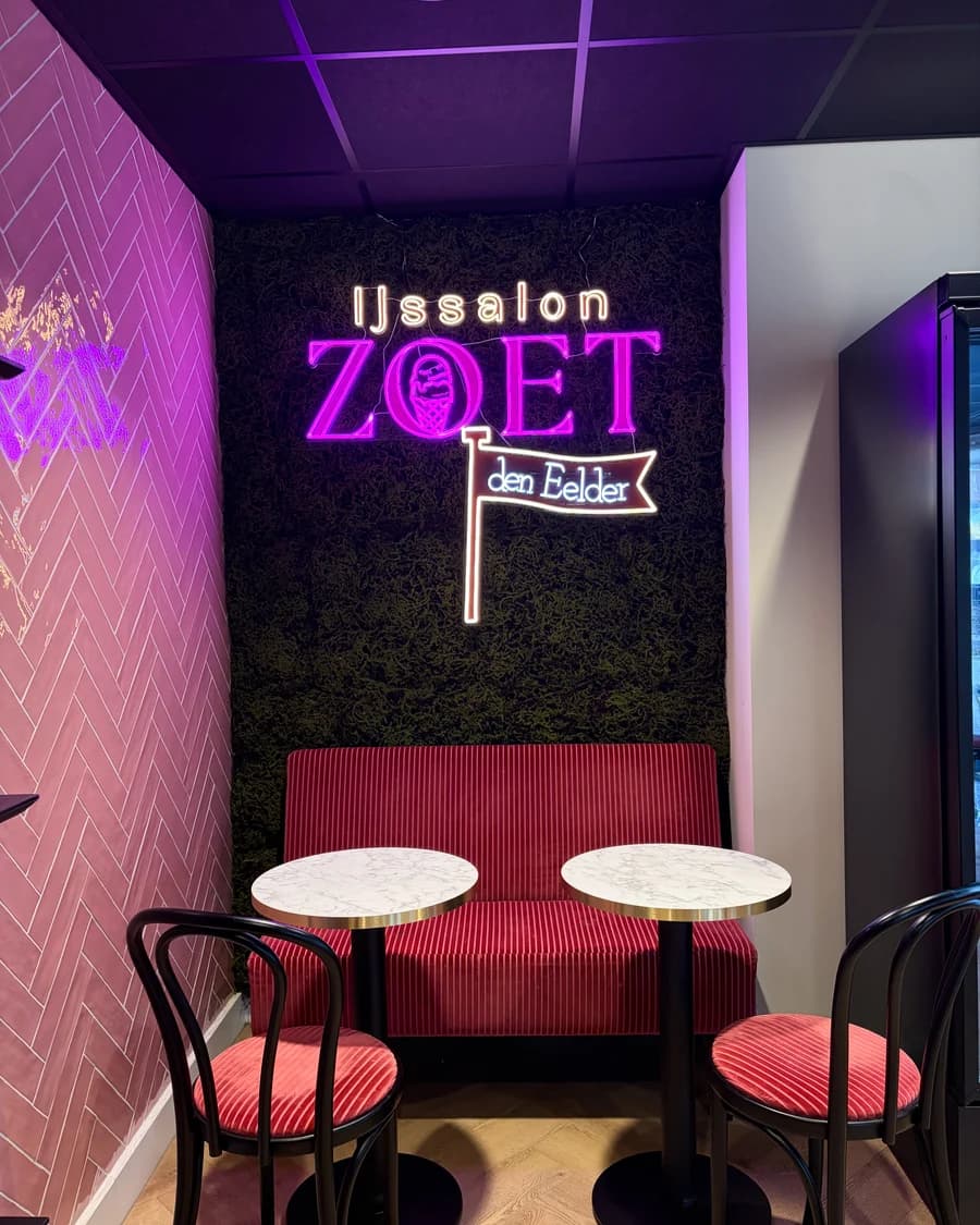 Het zitje onder het neonlogo van IJssalon Zoet den Eelder